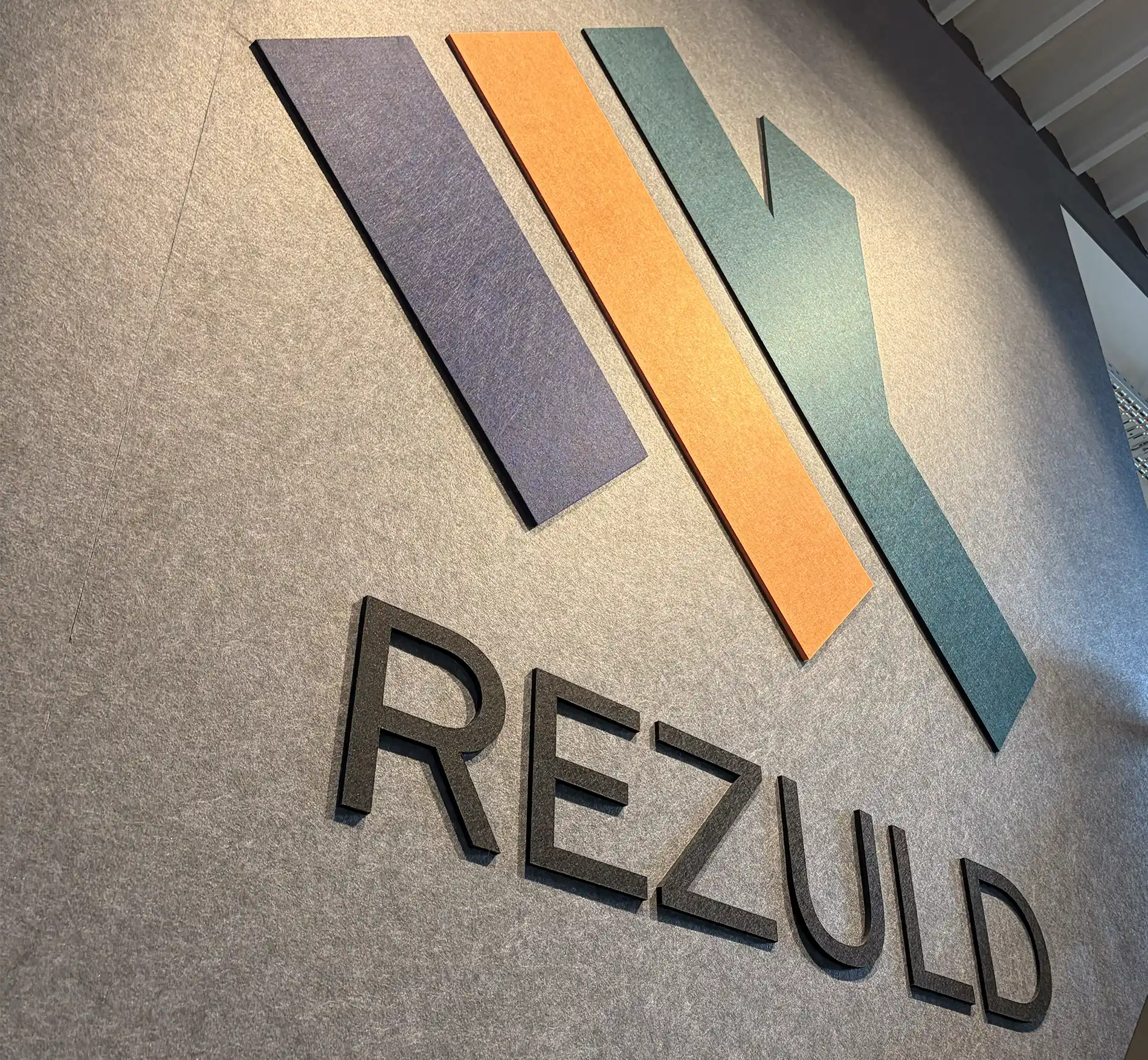Het Rezuld-logo aan de wand